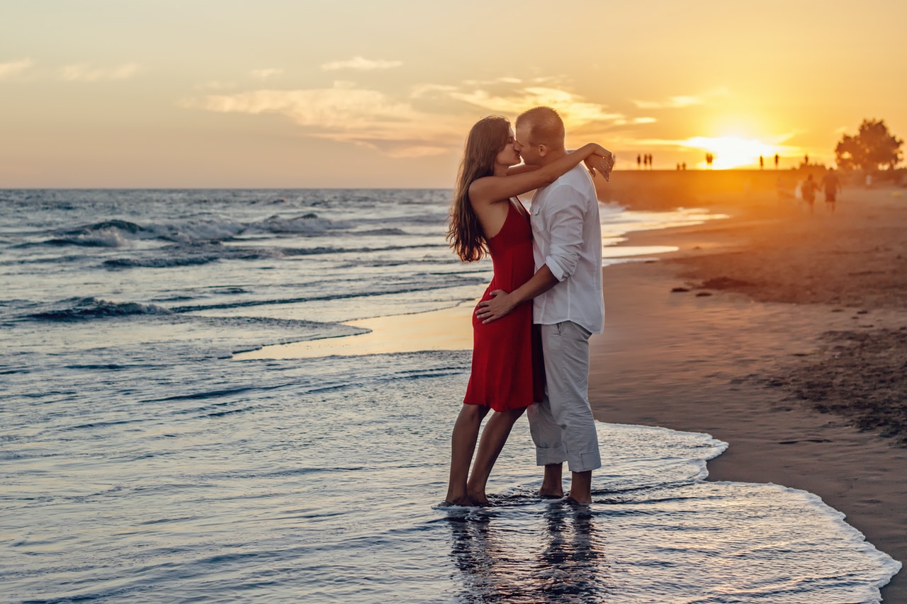 couple kissing at the beach