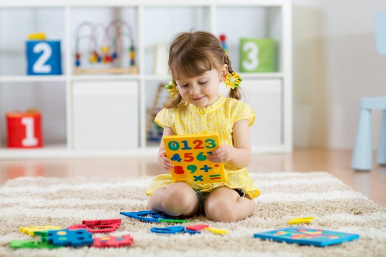 child-playing-puzzle