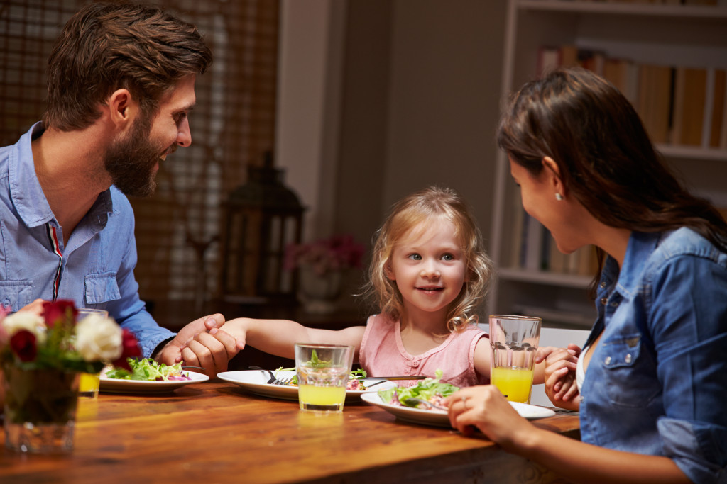 eating healthy meals as family