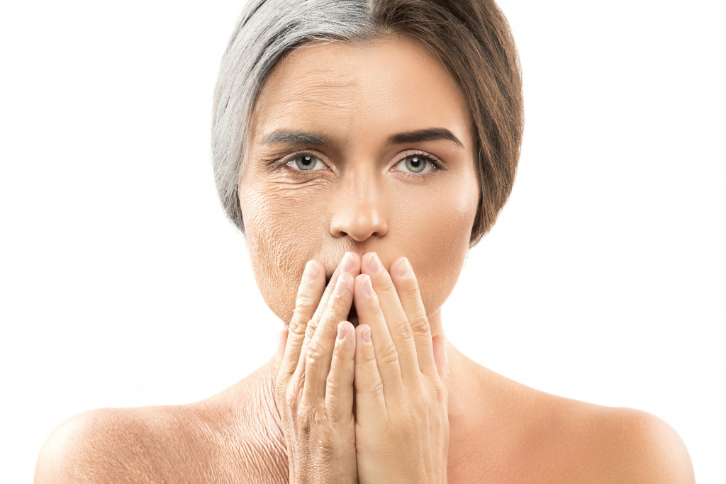 woman having white hairs